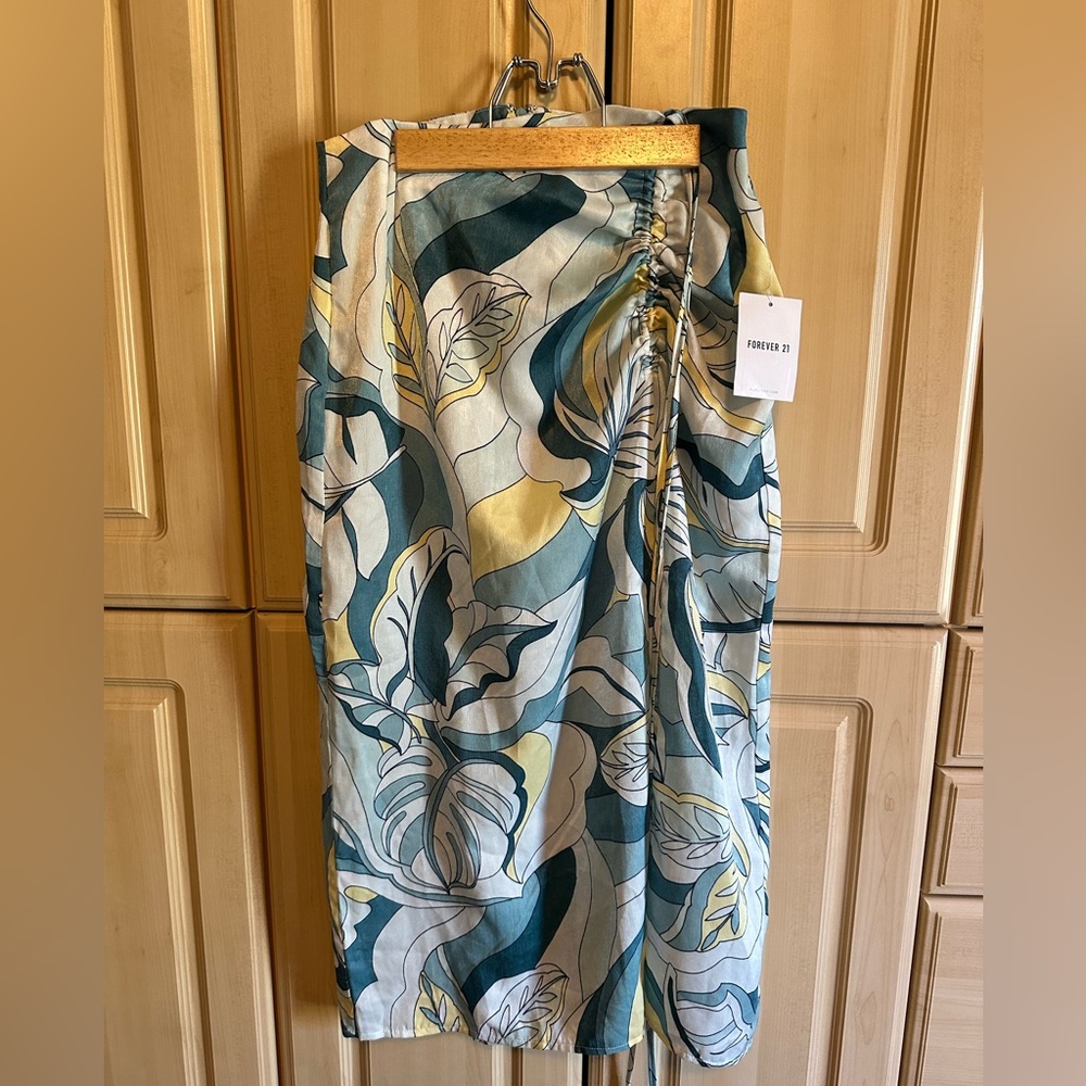 Forever 21 silky high ruched slit skirt NWT- Size M